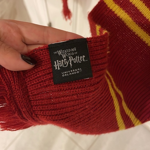 Harry Potter hogwarts gryffindor scarf - Picture 2 of 2